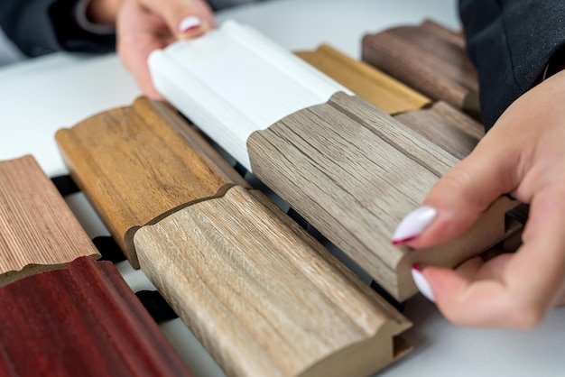 Drewniana podłoga laminowana do projektowania mebli i męskich rąk wybierając model przy biurku