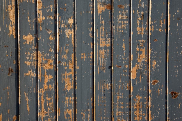 Drewniana pozioma szara stara fasada ścienna wykonana z desek drewnianych w tle