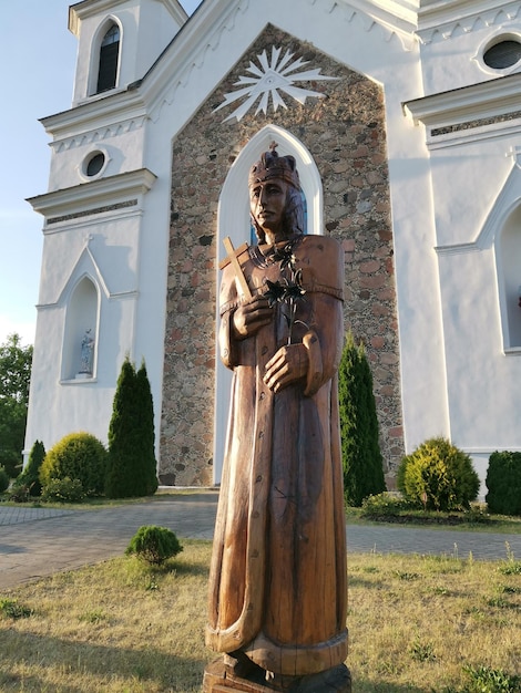 Drewniana rzeźba w pobliżu kościoła katolickiego