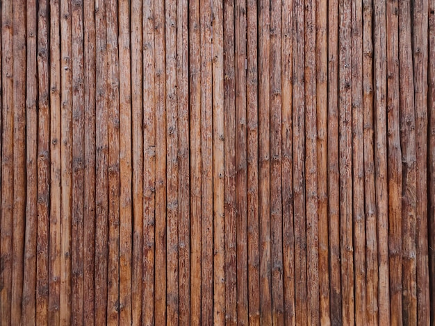 Drewniana ściana ogrodzenia lub domu, drewniana faktura z bali