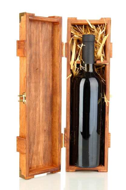 Drewniana skrzynka z butelką wina na białym tle
