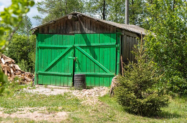 Drewniana Szopa Z Jasnozielonymi Bramami