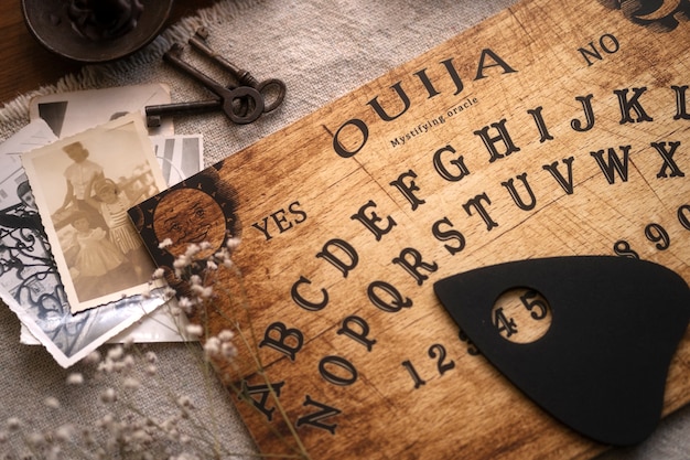 Zdjęcie drewniana tablica ouija i klucze widok z góry