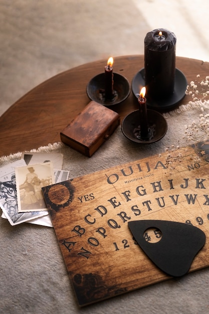 Zdjęcie drewniana tablica ouija i świece pod wysokim kątem