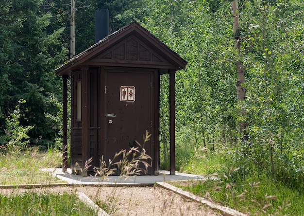 Drewniana toaleta w lesie