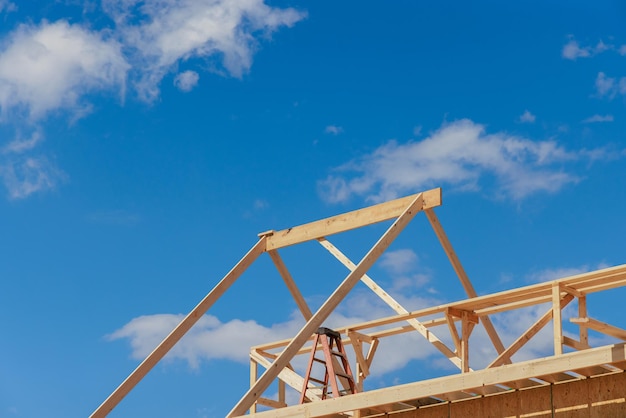Drewniana więźba dachowa w budowie w nowym domu z czystym widokiem na niebo
