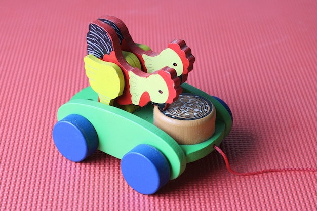 Zdjęcie drewniana zabawka do ciągnięcia dla maluchów