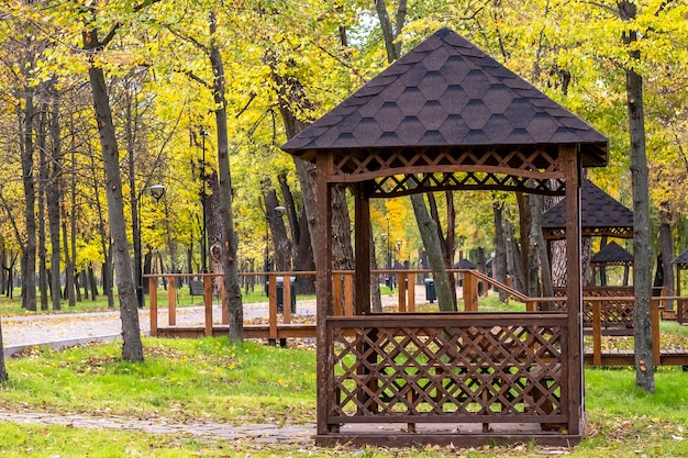 Drewniane altany w parku w jesienny dzień bez ludzi