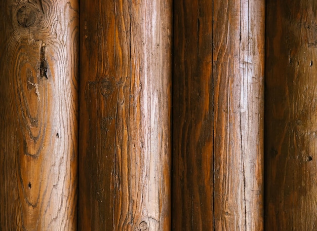Drewniane bale ściany domu Tekstura brązowych bali Rustykalne tło Pionowo ułożone deski
