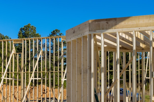 Drewniane belki ramowe dom w budowie na wybudowanym nowym domu