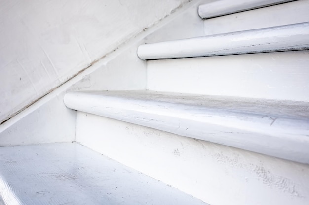 Drewniane białe schody z bliska widok Szczegół wiejskiego domu