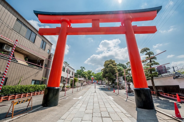 Zdjęcie drewniane bramy torii w pobliżu kioto w japonii