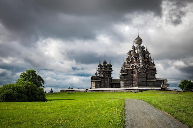 Drewniane budynki starożytnej rosyjskiej architektury Słynny Kościół Przemienienia Pańskiego po renowacji Wyspa Kizhi Jezioro Onega Republika Karelii Rosja