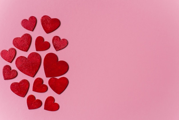 Zdjęcie drewniane czerwone serca, koncepcja walentynki i miłość