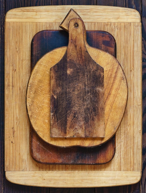 Zdjęcie drewniane deski do krojenia o różnych rozmiarach i kształtach. widok z góry