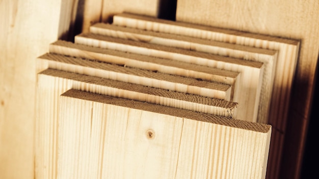 Drewniane deski stolarskie sztaplowane z naturalnego drewna w przemyśle drzewnym