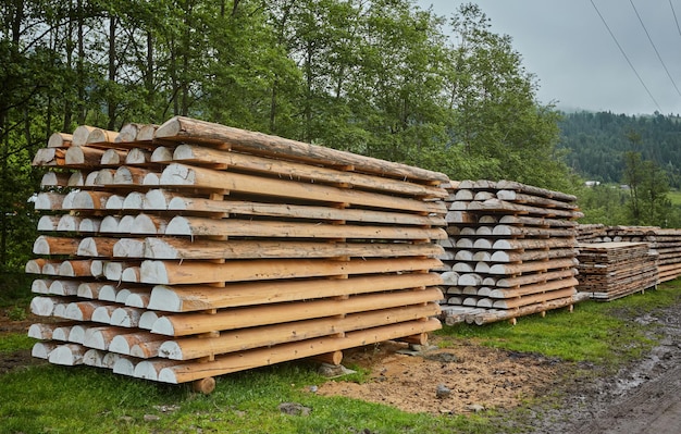 Zdjęcie drewniane deski tarcica przemysłowa drewno drewnopochodne