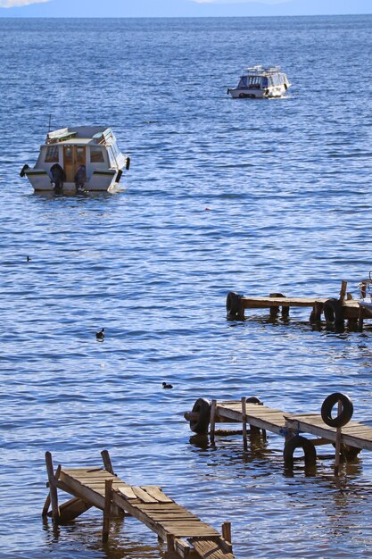 drewniane doki i łodzie na jeziorze titicaca najwyższe na świecie żeglowne jezioro copacabana boliwia