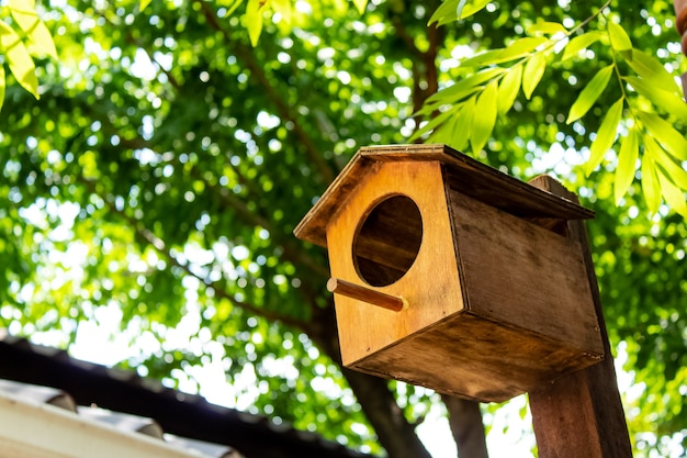 Drewniane domy dla ptaków w dekoracji ogrodu.