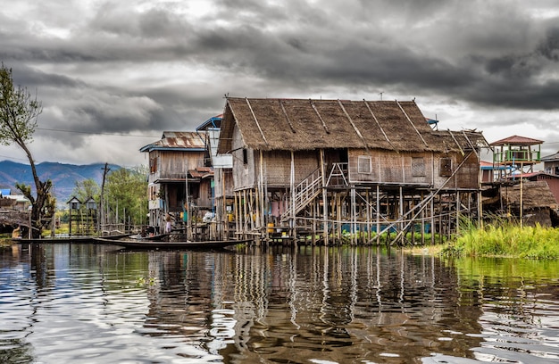 Drewniane domy na palach Inle Lake Myanmar