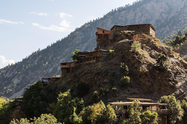 Drewniane domy w dolinie Rumbur zamieszkałe przez Kałaszów. Dystrykt Chitral, Pakistan