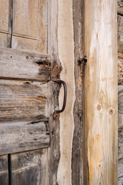 Drewniane drzwi do stodoły z uchwytem stary drewniany budynek