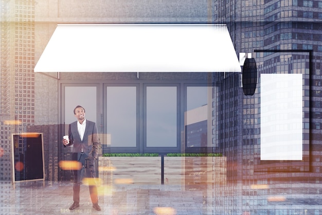 Drewniane drzwi szarej restauracji z kwietnikami stojącymi na zewnątrz. Pusty plakat w oknie. African American biznesmen renderowania 3d makieta stonowanych obrazu podwójnej ekspozycji
