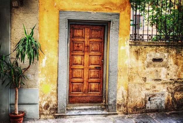 Drewniane drzwi w rustykalnym rogu we Florencji we Włoszech