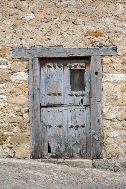 Drewniane drzwi w wiosce Frias, Burgos, Hiszpania