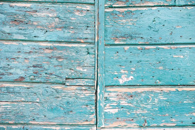 Drewniane drzwi z odrapaną farbą, tło grunge tekstury