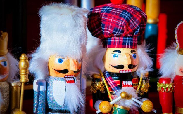 Zdjęcie drewniane dziadki do orzechów ozdoby choinkowe na jarmark bożonarodzeniowy w gendarmenmarkt w zimie berlin, niemcy. zabawki z krakersów z orzechów drzewnych na jarmarku adwentowym i stragany z przedmiotami do rękodzieła na bazarze.