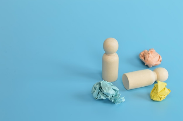 Drewniane figurki lalek i odpady papierowe Pojęcie stresu psychicznego i presji