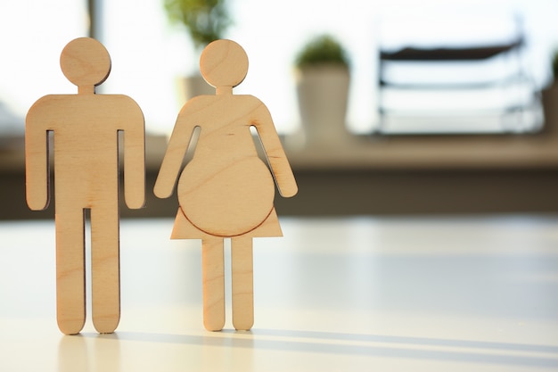 Drewniane figury kobiety w ciąży i męża