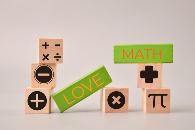 Drewniane klocki z tekstem LOVE MATH i symbolami matematycznymi