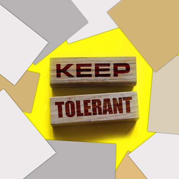 Drewniane klocki z tekstem Zachowaj tolerancję Koncepcja pracy zespołowej społecznej i biznesowej różnorodności tolerancji