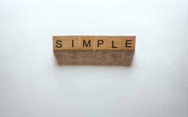 Drewniane klocki ze słowem SIMPLE dla koncepcji prostoty i minimalizmu