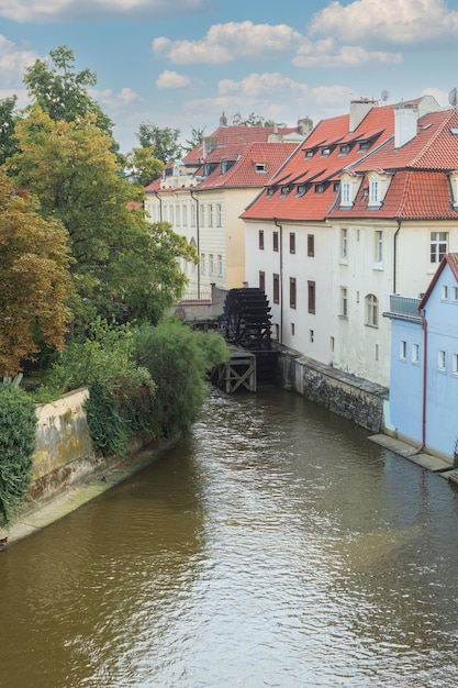 Drewniane koło wodne do starego młyna