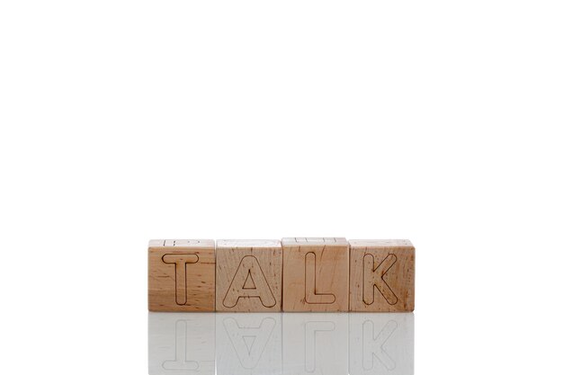 Drewniane kostki z literami rozmawiają na białym tle