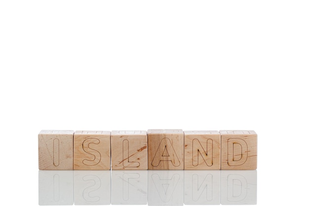 Drewniane kostki z literami wyspa na białym tle zbliżenie