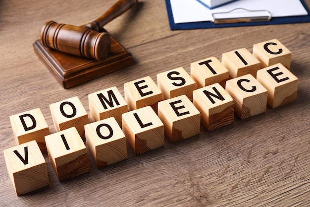 Zdjęcie drewniane kostki z napisem przemocy domowej na drewnianym stole