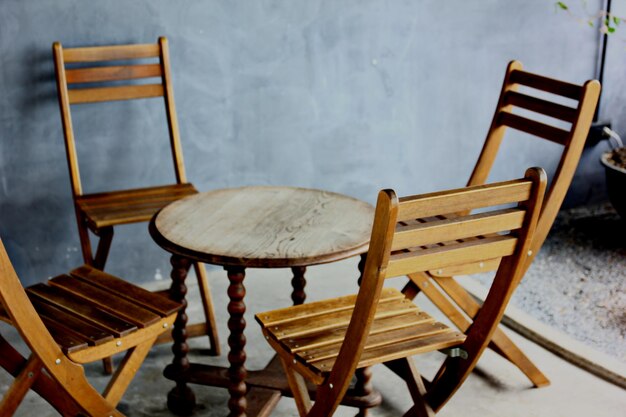 Zdjęcie drewniane krzesła stół dekoracja w stylu retro w rogu
