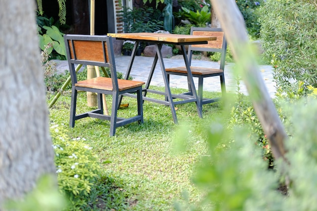Drewniane krzesło do odpoczynku w parku ogrodowym