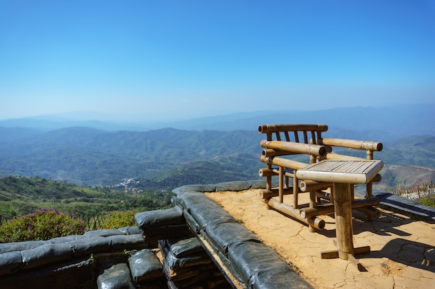 Drewniane krzesło i stół wykonane z bambusa na szczycie góry