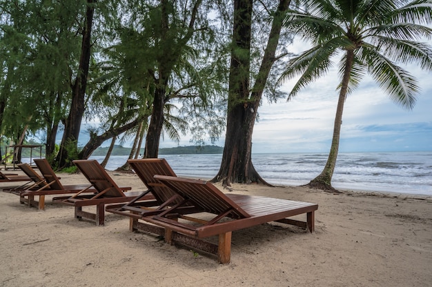 Drewniane Krzesło Przy Plaży Z Pięknym Idyllicznym Widokiem Na Morze Na Wyspie Kohkood. Koh Kood, Znana Również Jako Ko Kut, To Wyspa W Zatoce Tajlandzkiej