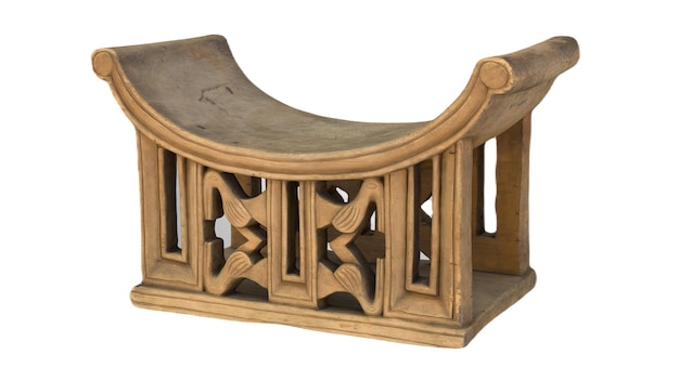 Drewniane krzesło z rzeźbionym blatem i małym blatem.