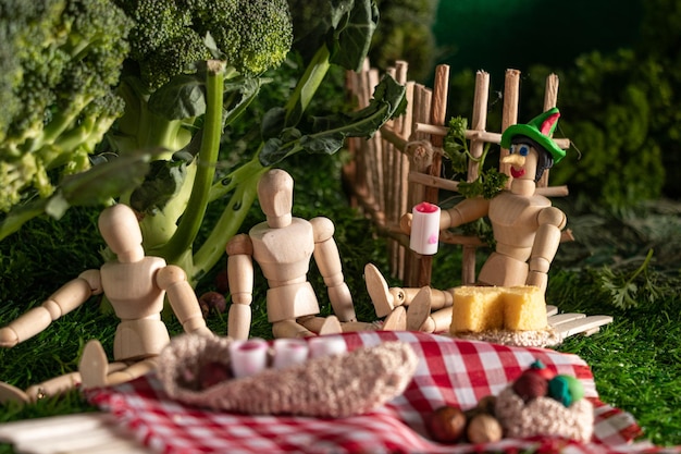 Drewniane lalki łamane na pikniku z prawdziwych warzyw