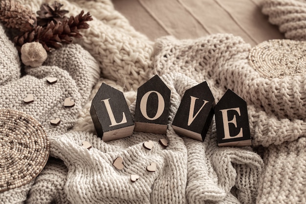 Drewniane Litery Tworzą Słowo Love Przytulnych Dzianin. Koncepcja Wakacje Walentynki.