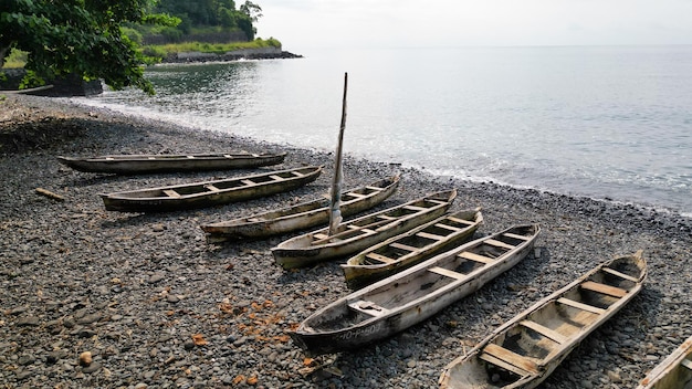 Drewniane łodzie miejscowych rybaków w Sao Tome w Afryce