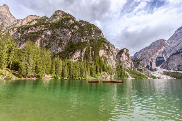 Drewniane łodzie Wycieczkowe Na Słynnym Jeziorze Braies