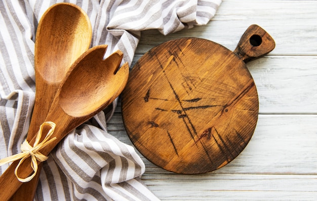Zdjęcie drewniane łyżki do sałatek i serwetka